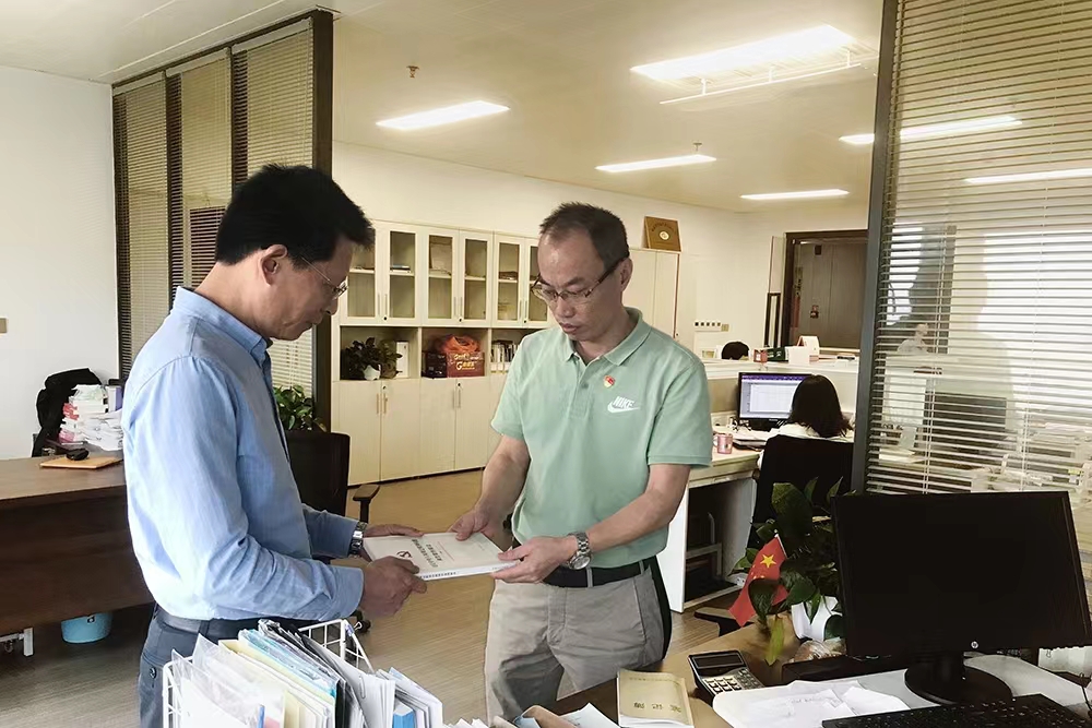 公司紀檢委員為權(quán)屬企業(yè)負責人發(fā)放《釋讀》.jpg