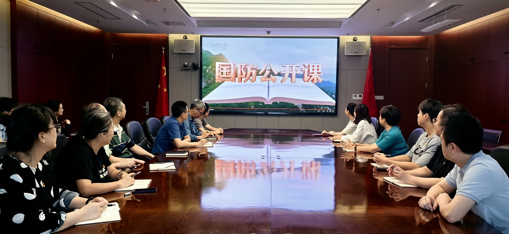鞋帽集團(tuán)觀看《國(guó)防公開課》.jpg